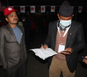 एमाले महाधिवेशनः मध्यरातमा प्रतिनिधिलाई फारम भर्ने चटारो (तस्वीरहरू)
